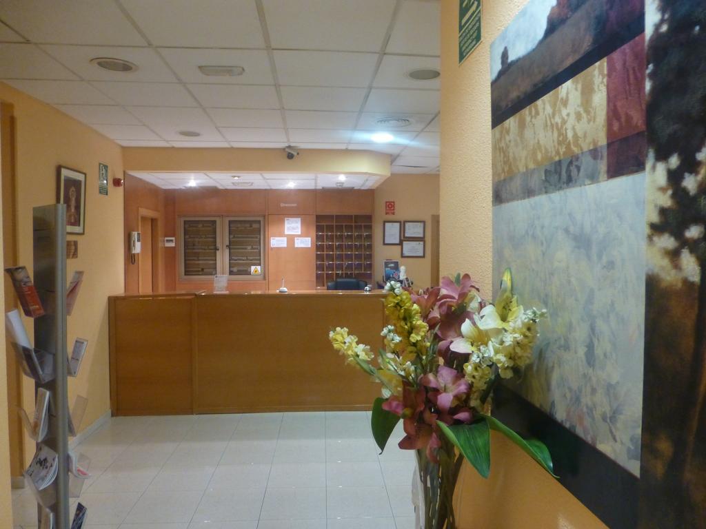 Hostal El Val Alcala de Henares Bagian luar foto