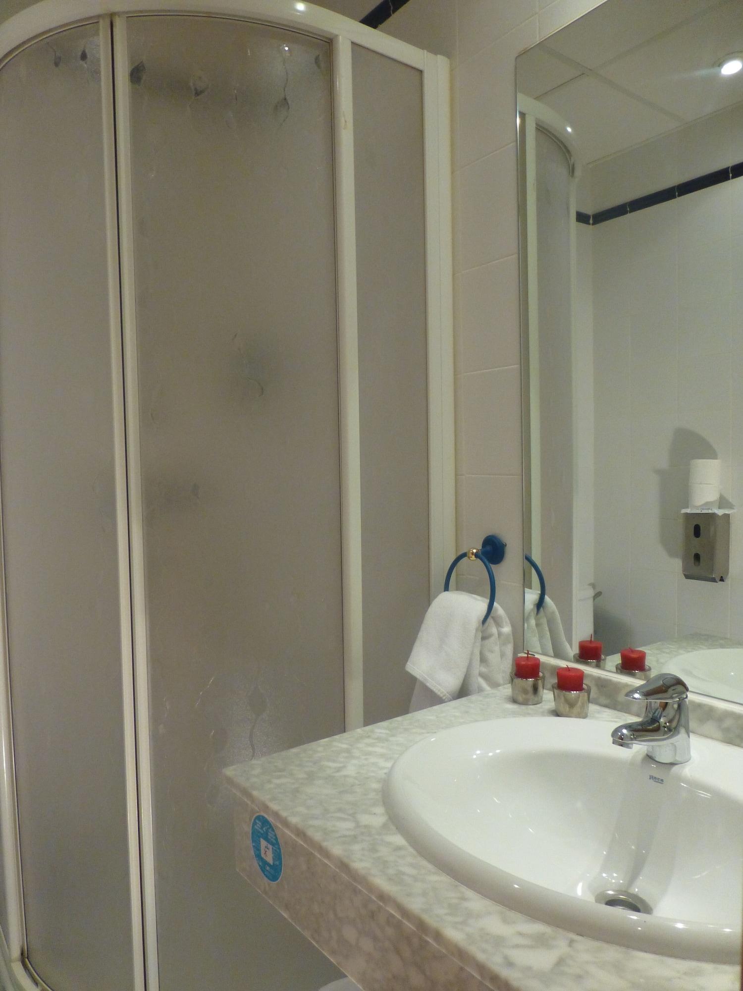 Hostal El Val Alcala de Henares Bagian luar foto