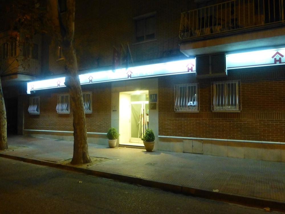 Hostal El Val Alcala de Henares Bagian luar foto